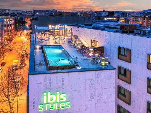 巴塞罗那巴塞罗那市博加特尔宜必思尚品酒店的一座建筑的顶部设有一个游泳池