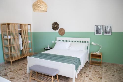 拉古萨码头Villa Ravanica的卧室配有白色的床和绿色的墙壁