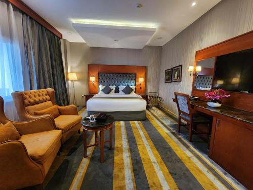 吉达Shaty Alhayat Hotel Suites的酒店客房,配有床和沙发