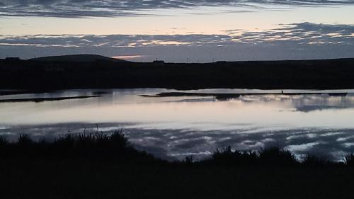 贝尔马利特Broadhaven Bay Apartment的水中云层的湖泊美景