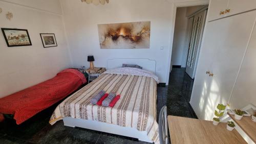 拉米亚Lamia - Premium apartment的一间小卧室,配有一张床和一张桌子