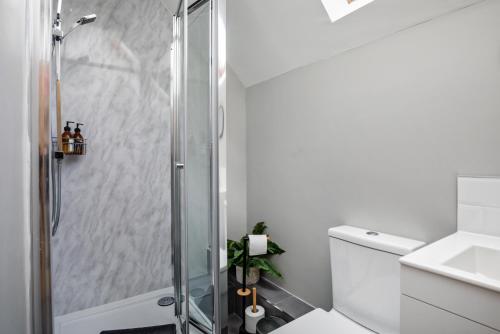 谢菲尔德Stylish and Spacious 3 Bed Apartment with Parking by Ark SA的带淋浴、卫生间和盥洗盆的浴室
