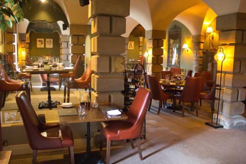 切斯特勒斯特里特拉姆利城堡酒店的大楼内带桌椅的餐厅