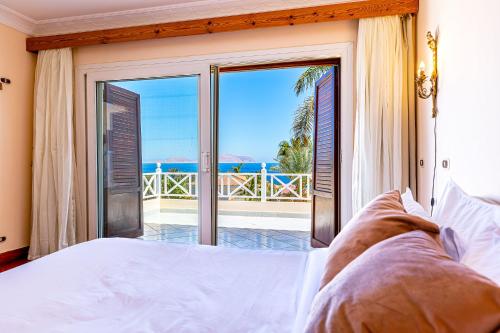 沙姆沙伊赫Sharm and Charme at Sheraton Resort的一间卧室配有一张床,享有海景