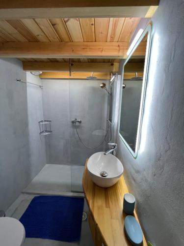 伊勒奥那斯yoco的浴室配有白色水槽和淋浴。
