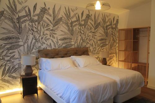 欧特瑞奥德瑞CASAS DA FORTALEZA Casa da Solaina的一间卧室配有一张带热带壁纸的床