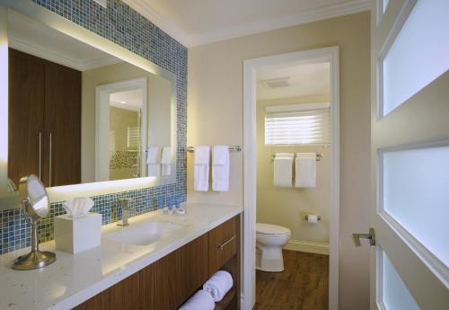 那不勒斯厄齐沃特海滩酒店的一间带水槽、卫生间和镜子的浴室