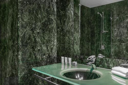 马德里巴斯克AC酒店 - 万豪时尚酒店 的一间带水槽和淋浴的浴室