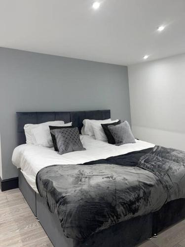 亨廷登Abacus House - TWO Bedroom Apartment的一张大床,位于一个白色墙壁的房间