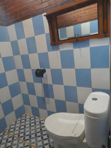 KaranganyarKrobyongan staycation kalaras的一间带白色卫生间的浴室和窗户。
