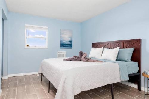 蓬塔戈尔达Waterfront Condo #9的一间卧室配有一张带蓝色墙壁的大床