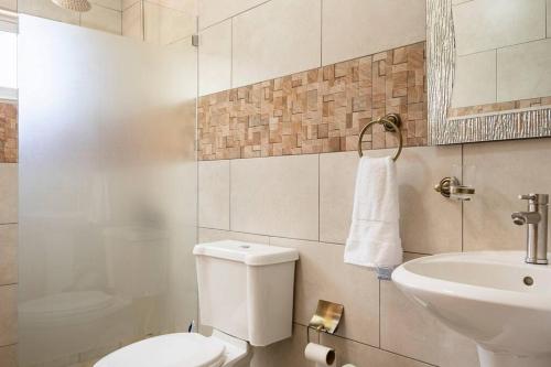 圣斐利-银港Villa Bayardo的白色的浴室设有卫生间和水槽。