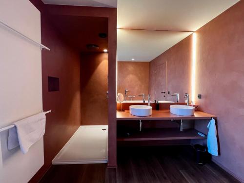 布鲁日Ferias - cosy house的一间带两个盥洗盆和大镜子的浴室