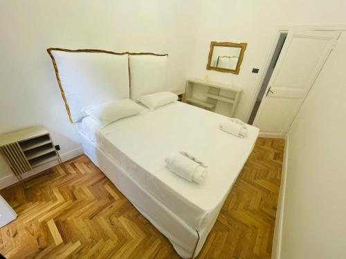 罗马Central Suite的卧室配有白色的床和2条毛巾