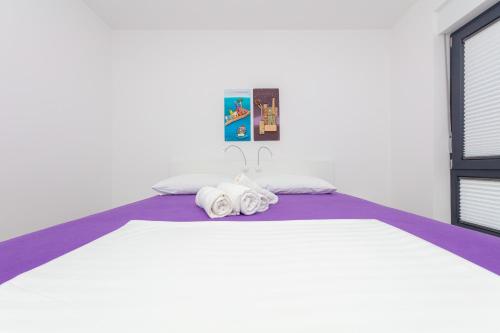 班约勒Apartman Adoria的一间设有床铺和毛巾的房间