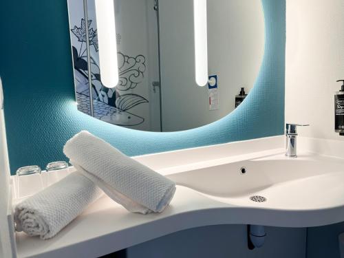 卡尔卡松卡尔卡松赛特宜必思快捷酒店的浴室设有白色水槽和镜子