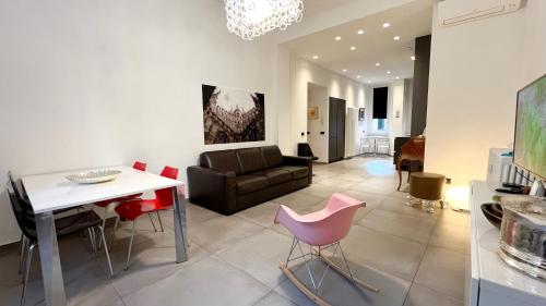 米兰费鲁奇街22号公寓的客厅配有沙发和桌椅