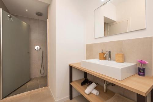 努马纳Onda del Conero的浴室配有白色水槽和淋浴。