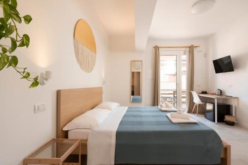 努马纳Onda del Conero的一间卧室配有一张大床和一张书桌