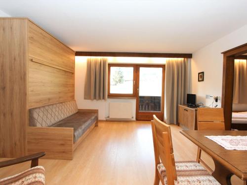 菲根Apartment Römerhof-5 by Interhome的客厅配有沙发和桌子