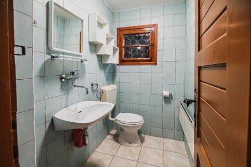泽高杰耶泽尔斯科Holiday Home Iris的一间带卫生间和水槽的浴室