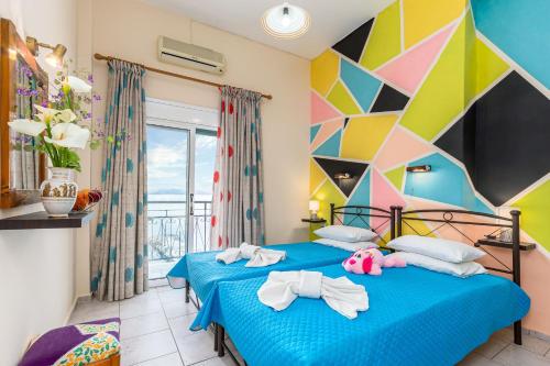 贝尼蔡斯Riviera Seaside Hotel的一间卧室配有一张蓝色的床,拥有几何墙
