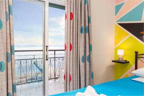 贝尼蔡斯Riviera Seaside Hotel的一间卧室享有阳台的景色