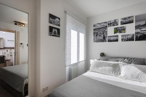 热那亚Acquarium Studio by Wonderful Italy的白色的卧室设有床和窗户
