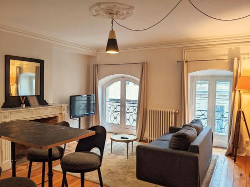 波尔多L'Apparthôtel Particulier Bordeaux的客厅配有沙发和桌子