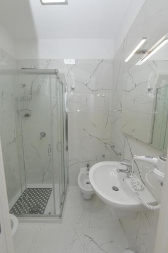 莫杜尼奥Noemi B&B的带淋浴、盥洗盆和卫生间的浴室