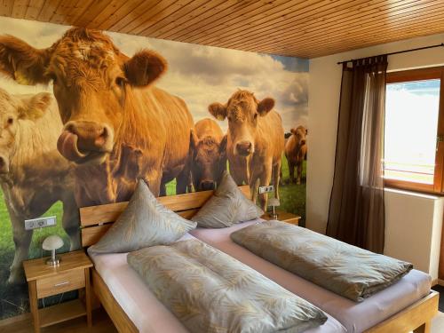 艾森巴哈艾尔特沃格特索夫旅馆的卧室墙上挂着牛壁画