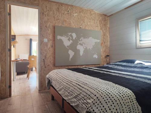 Raon-sur-PlaineChalet Notcimick的卧室配有一张床,墙上有地图