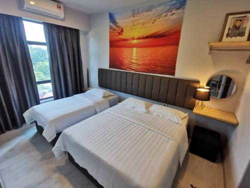 哥打京那巴鲁K'S11 JQ Homestay Jesselton Quay Citypads Kota Kinabalu的两张位于酒店客房的床,墙上挂着一幅画