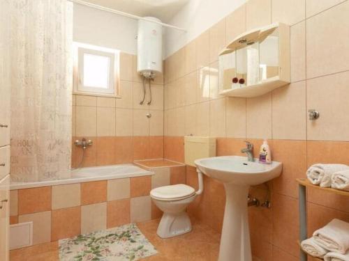 马卡尔斯卡Apartment Mario in Makarska with a nice shady terrace的一间带卫生间和水槽的浴室