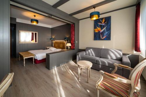 尼德布龙莱班Hôtel du Parc, Restaurant, Spa & Wellness的客厅配有沙发和1张床