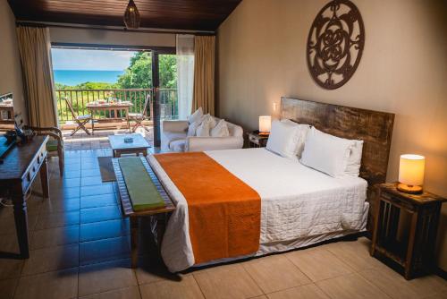 皮帕欧卡达马塔酒店的一间卧室设有一张床和一间客厅。