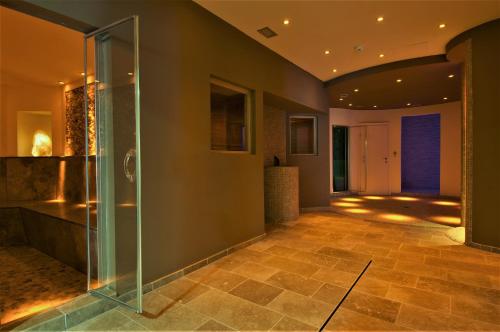 法申勒布朗克温泉酒店的走廊上,房子里设有玻璃淋浴间