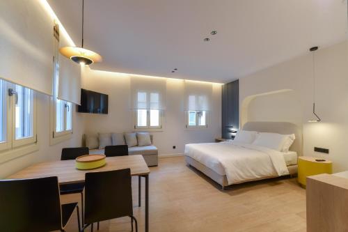 约阿尼纳Zalo Urban Living Spaces的一间卧室设有一张床和一间用餐室