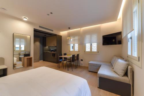 约阿尼纳Zalo Urban Living Spaces的一间卧室配有一张床、一张沙发和一张桌子