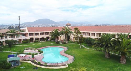 拉塞雷纳Hotel y Departamentos La Serena - Caja Los Andes的享有带游泳池的大型建筑的顶部景色
