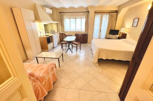 尼斯Résidence La Villa Léonie的酒店客房设有一张床、一间厨房和一张桌子