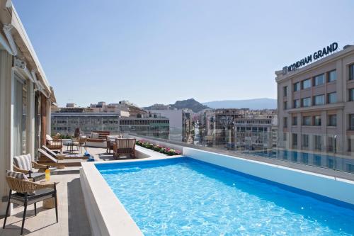 雅典雅典温德姆公寓酒店的建筑物屋顶上的游泳池
