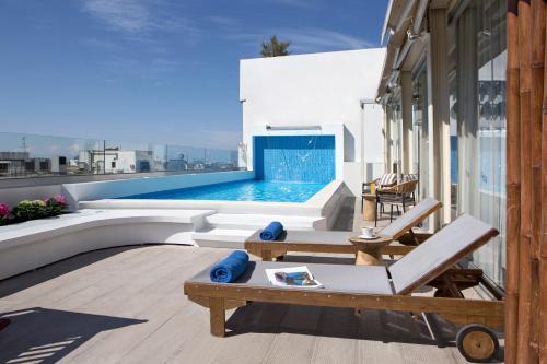 雅典雅典温德姆公寓酒店的大楼顶部带游泳池的阳台
