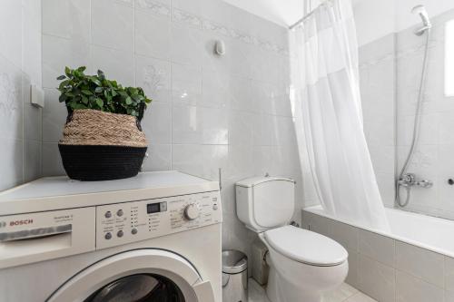MélanesNick & Debbie's two-storey apartment的一间带洗衣机和卫生间的浴室