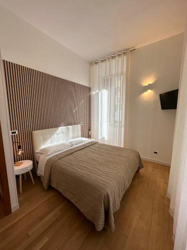 罗马格林酒店的一间卧室设有一张大床和一个窗户。