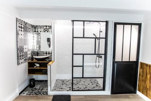 马赛Magnifique Duplex 2ch / 2 sdb的带淋浴的浴室和玻璃门