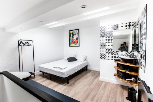 马赛Magnifique Duplex 2ch / 2 sdb的一间卧室配有一张床和镜子