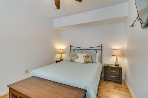 MarlintonDowntown Marlinton Vacation Rental Apartment!的一间卧室配有床和2个床头柜
