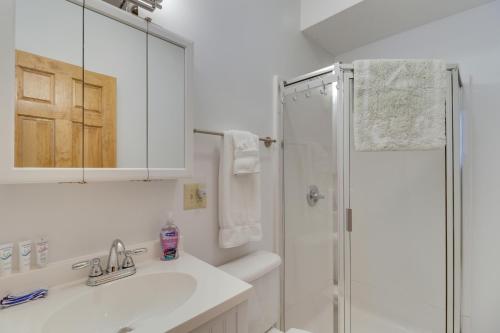 MarlintonDowntown Marlinton Vacation Rental Apartment!的白色的浴室设有水槽和淋浴。