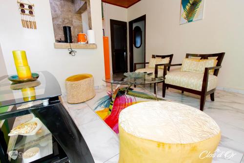 杜阿拉Clos d'Or, Appartements meublés Douala Makepé的客厅配有桌椅